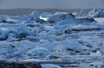 Pequenos icebergs da geleira Vatnajökull flutuam em lago de água doce, no Parque de Skaftafell, no sul da Islândia